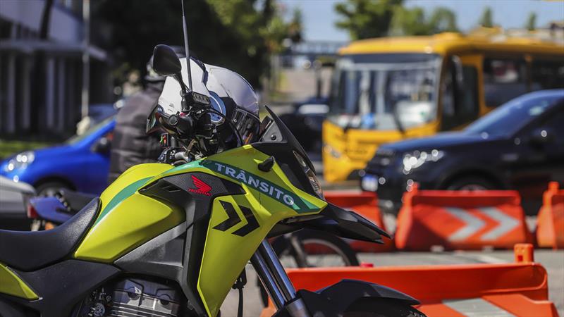 Perrengues de carnaval: Curitiba tem bloqueios de trânsito e desvios de ônibus
