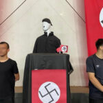 alunos brancos com símbolo nazista