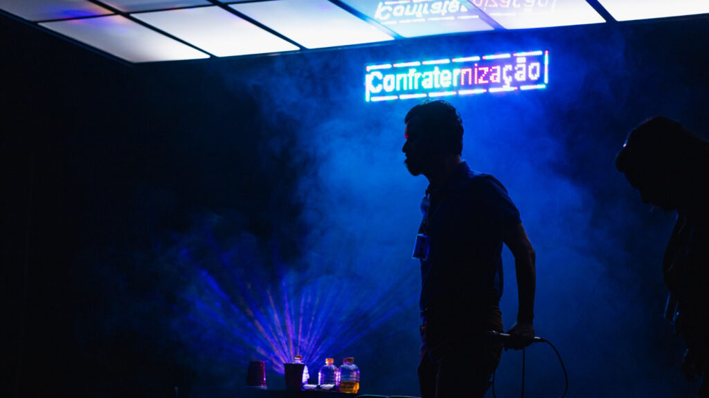 Ator Léo Moita em cena do espetáculo "Temporada de Caça". (Foto de: Gabriel Rega/Divulgação)