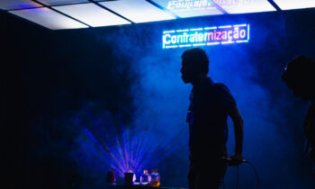 Ator Léo Moita em cena do espetáculo "Temporada de Caça". (Foto de: Gabriel Rega/Divulgação)