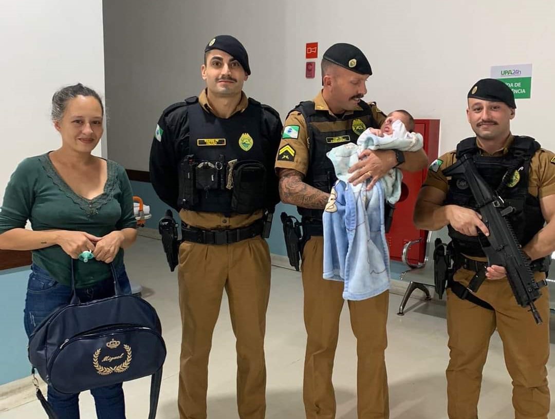 policiais, mulher e bebê