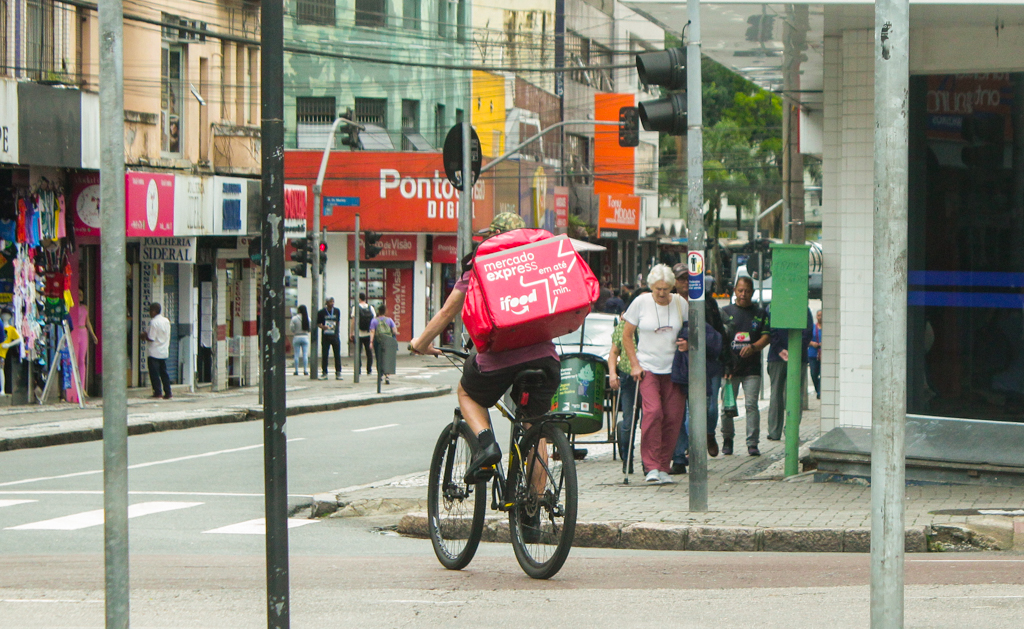 ciclista com caixa de entrega nas costas
