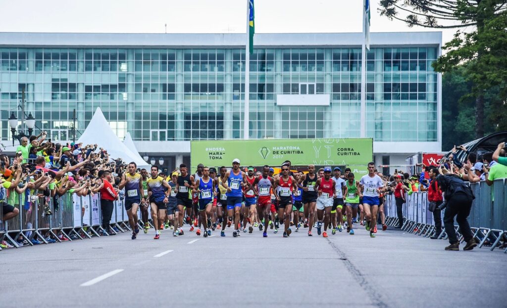 Cerca de 11 mil atletas participam da Maratona de Curitiba neste domingo (19) / Foto: Divulgação