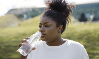 mulher negra tomando água