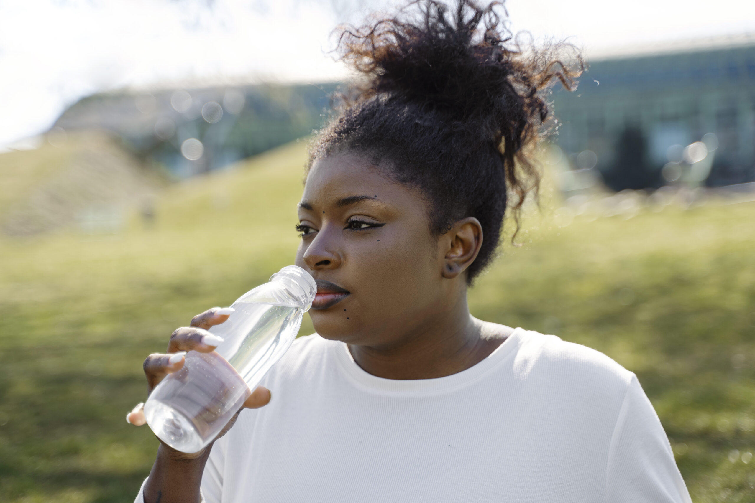 mulher negra tomando água