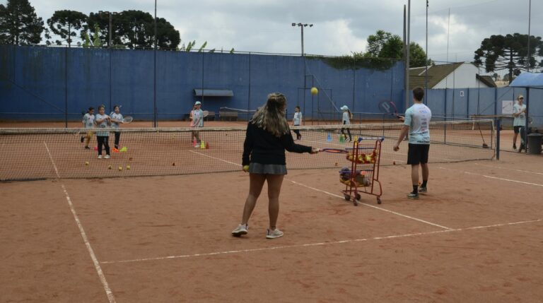 pessoas jogando tênis