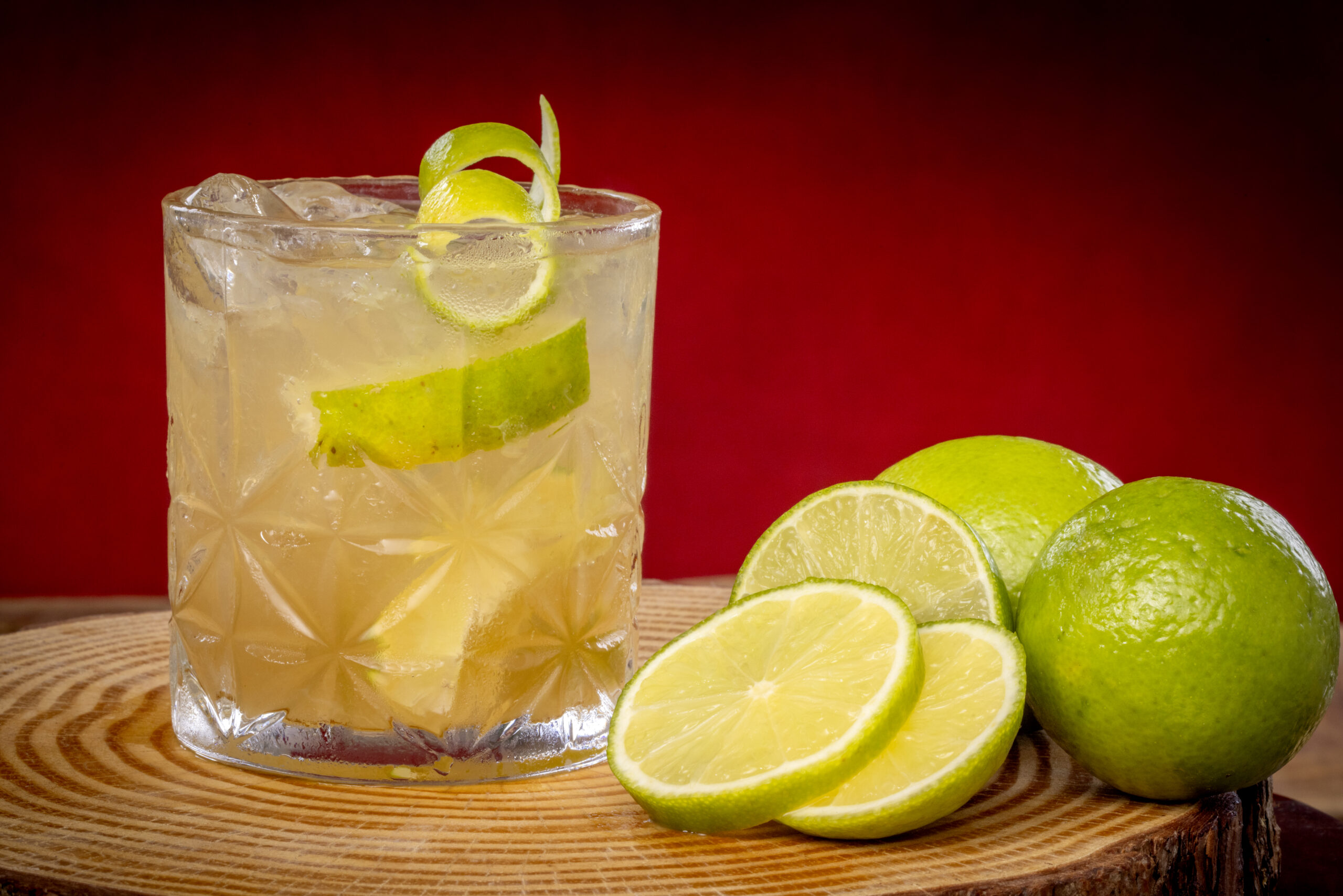 Circuito de Caipirinhas tem bebida a preço fixo de R$ 19 em bares de Curitiba