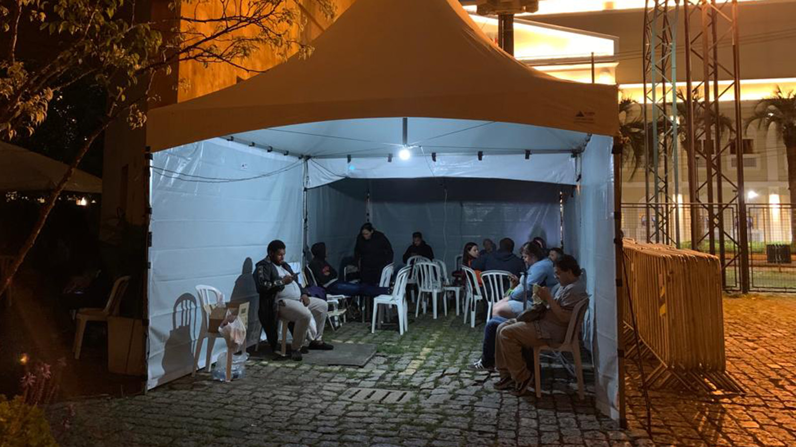 Para garantir verba, artistas passam dias e noites em fila na Fundação Cultural