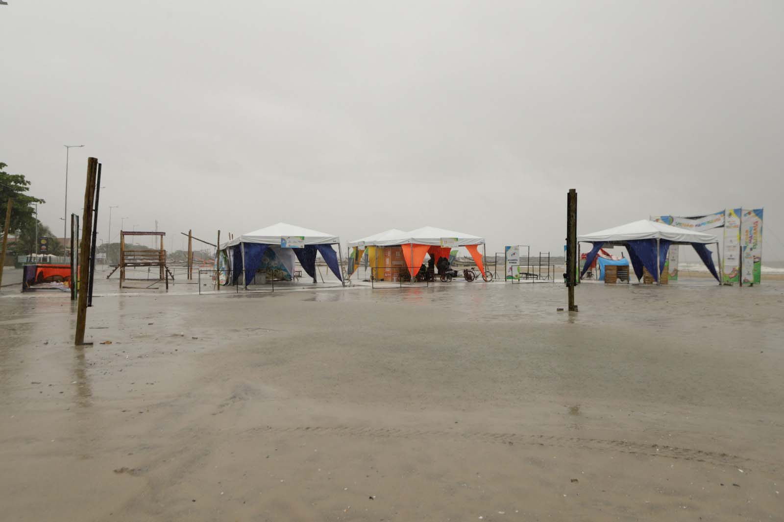Verão 2023-2024: Chuva provoca estragos no litoral e mais de 50 pessoas são resgatadas