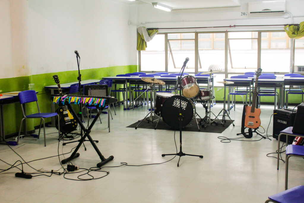 Guitarra, baixo, teclado e bateria são os instrumentos que as crianças aprendem a tocar durante o Rock Camp. Foto: Tami Taketani / Plural
