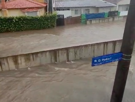 Chuva transforma rua do Água Verde em rio; veja vídeo