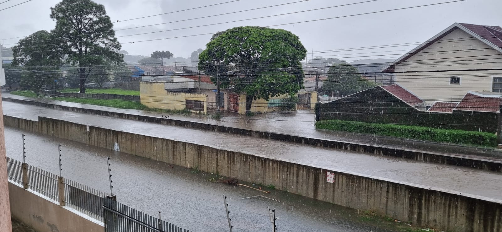 Vídeos mostram como fica a região do Parolin quando chove forte. Assista