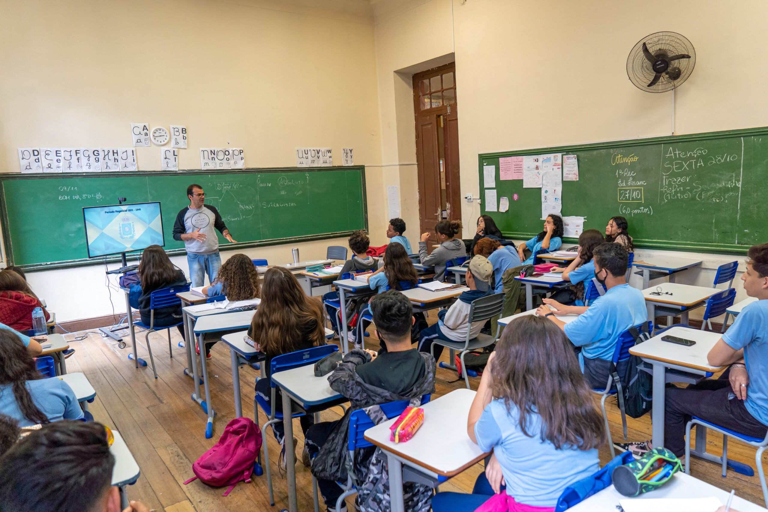 Governo Ratinho anuncia contratação de mais 1,1 mil professores; déficit chega perto de 30 mil