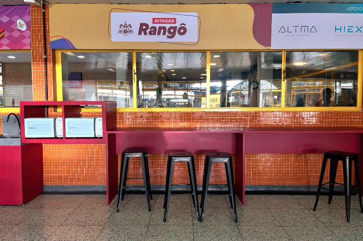Alunos da PUC ganham duas estações para esquentar comida