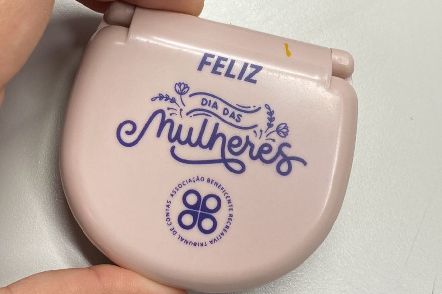 Funcionárias do Tribunal de Contas recebem kit de costura no Dia da Mulher