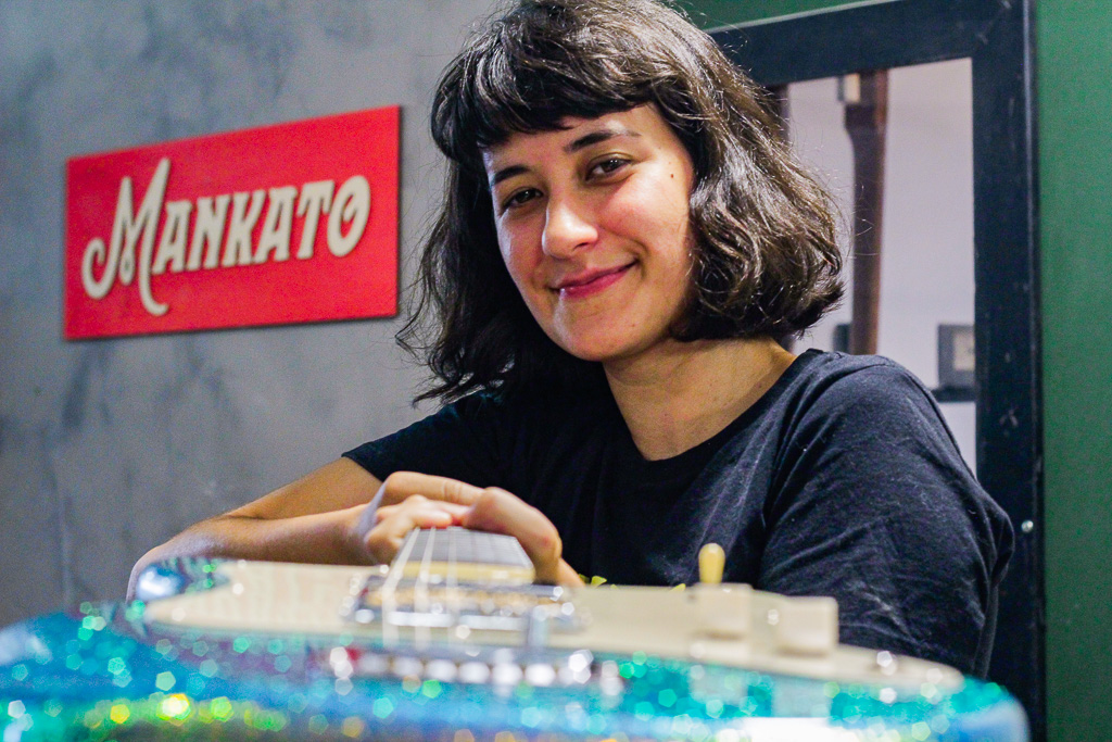 Com guitarras artesanais, Rosie Mankato prepara a trilha sonora da revolução feminina