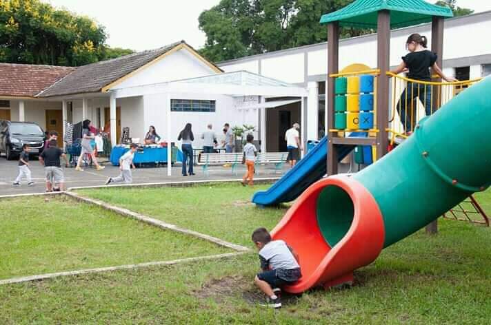 Secretaria de Estado da Educação aplica advertência a Associação de Curitiba