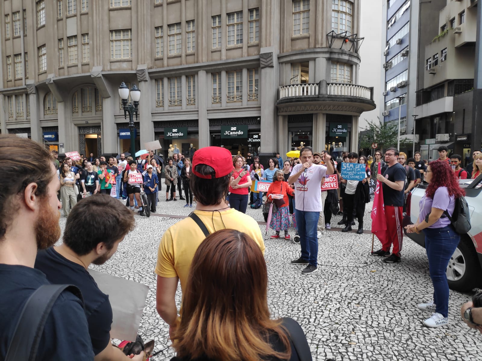 Servidores aprovam proposta que reajusta benefícios, mas mantêm greve