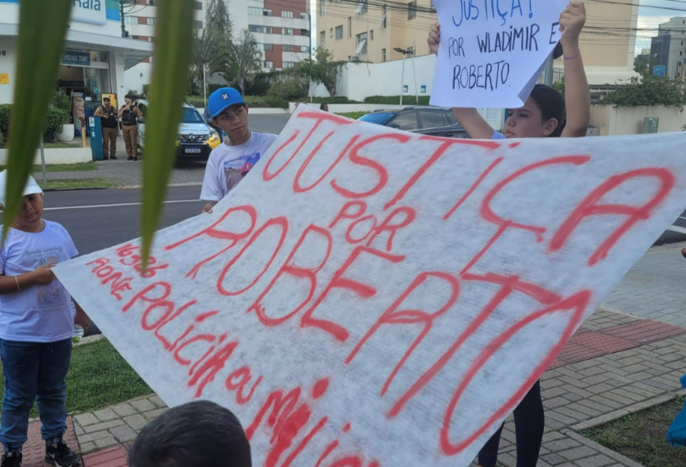 Familiares de homem morto em ação policial fazem protesto em frente ao Gaeco