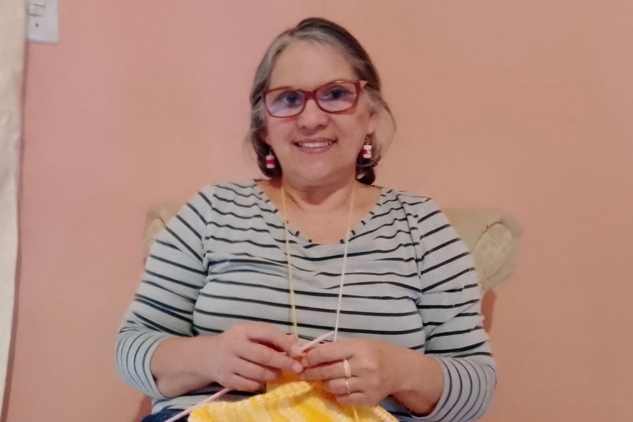 Youtuber de Curitiba ensina tricô online aos 67 anos