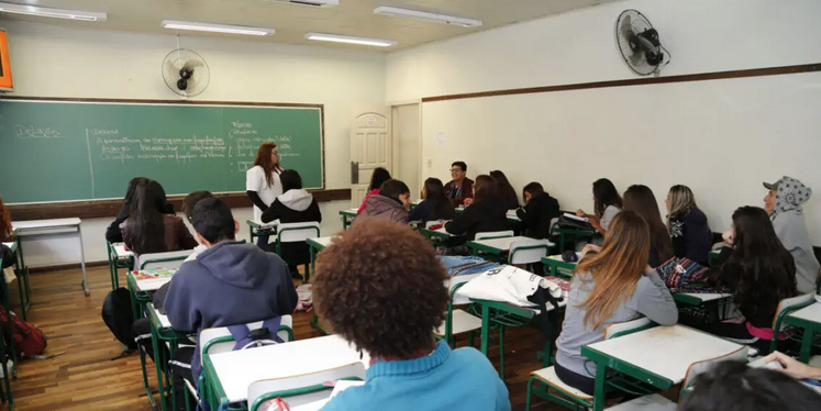 Sob Ratinho, Paraná passa a ter mais professores temporários do que concursados