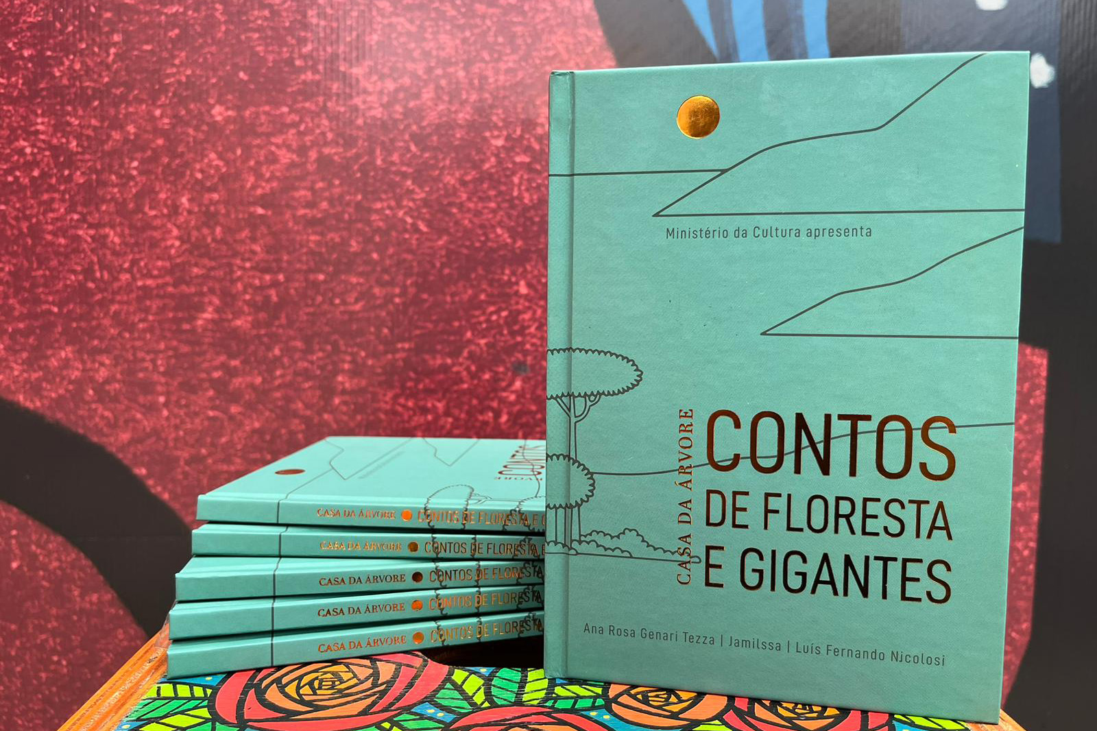 Lançamento de livro infantojuvenil da Ave Lola ajuda artistas e crianças do RS