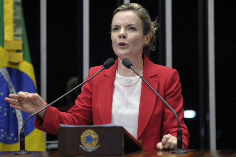 Gleisi é cotada para assumir articulação política do governo, diz Folha