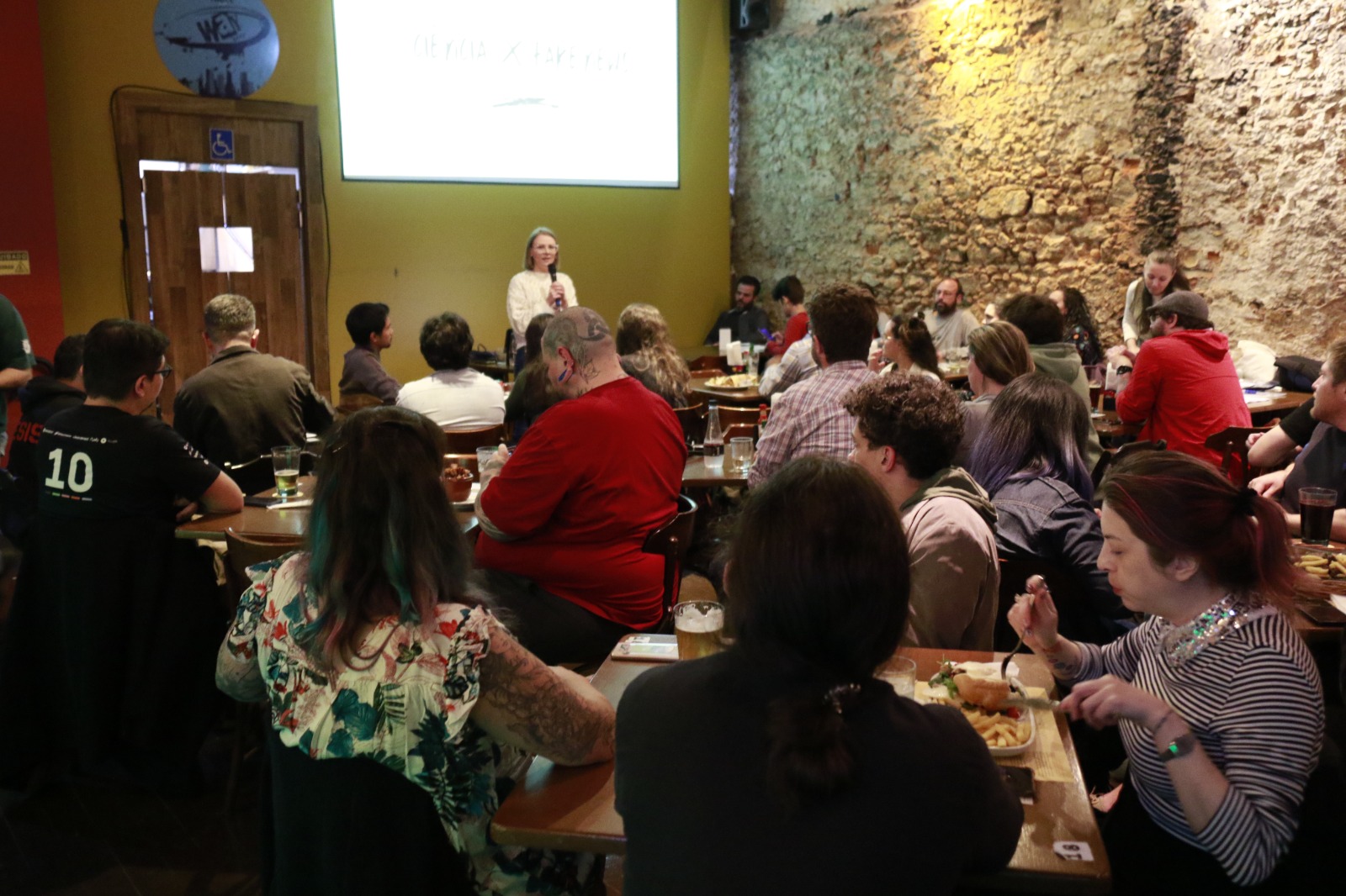 Eventos climáticos extremos, sono e intolerância são temas de palestras de cientistas em bares de Curitiba