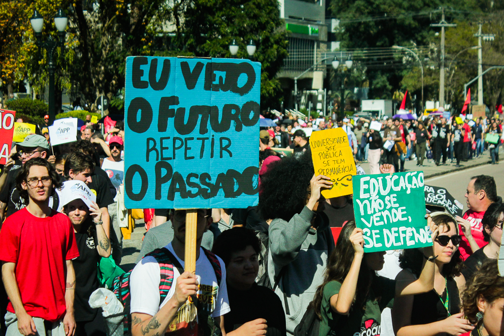 Veja fotos do ato que reuniu milhares contra a privatização das escolas do Paraná