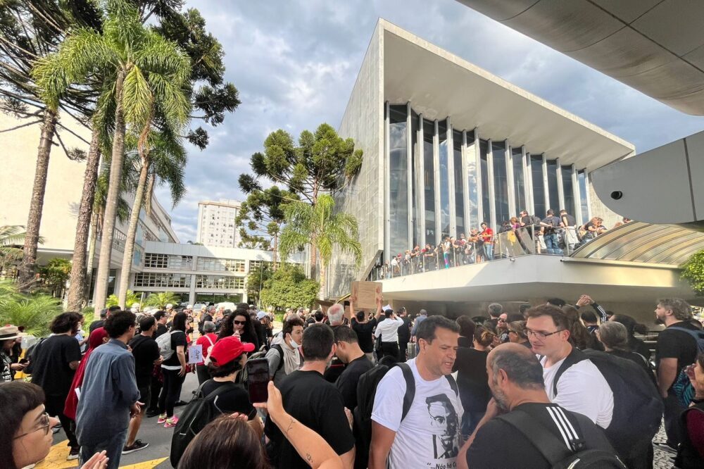 Votação de projeto que privatiza escolas do Paraná deve ocorrer online