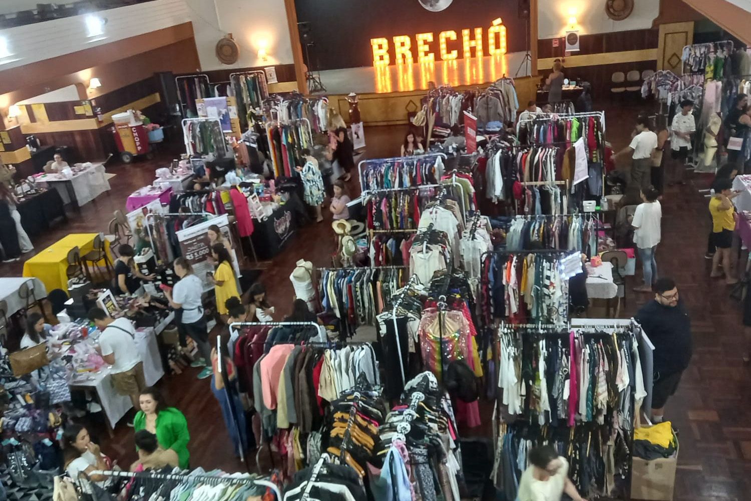 Encontro de brechós troca ingressos por doações