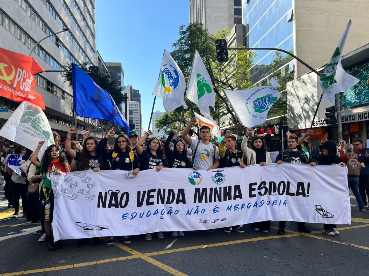 Justiça devolve cargo a diretora afastada por greve contra terceirização