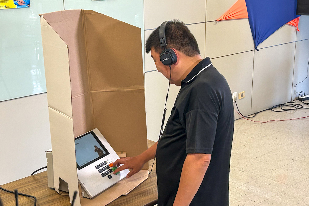 TRE-PR realiza teste de acessibilidade em urnas eletrônicas