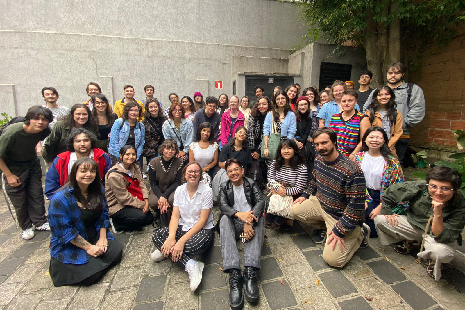Alunos da Universidade Federal do Paraná resgatam autores e lançam novos escritores