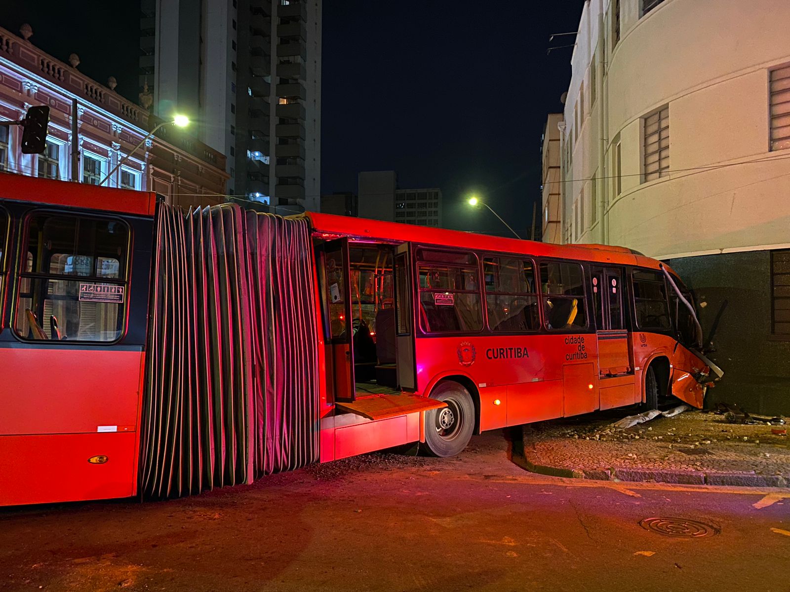 Biarticulado colide contra muro de escola na praça Rui Barbosa, em Curitiba