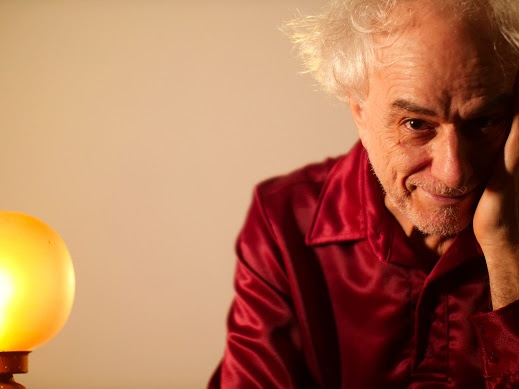 Carlos Careqa canta sobre mãe de Bach, Beethoven, Noel Rosa e outros músicos