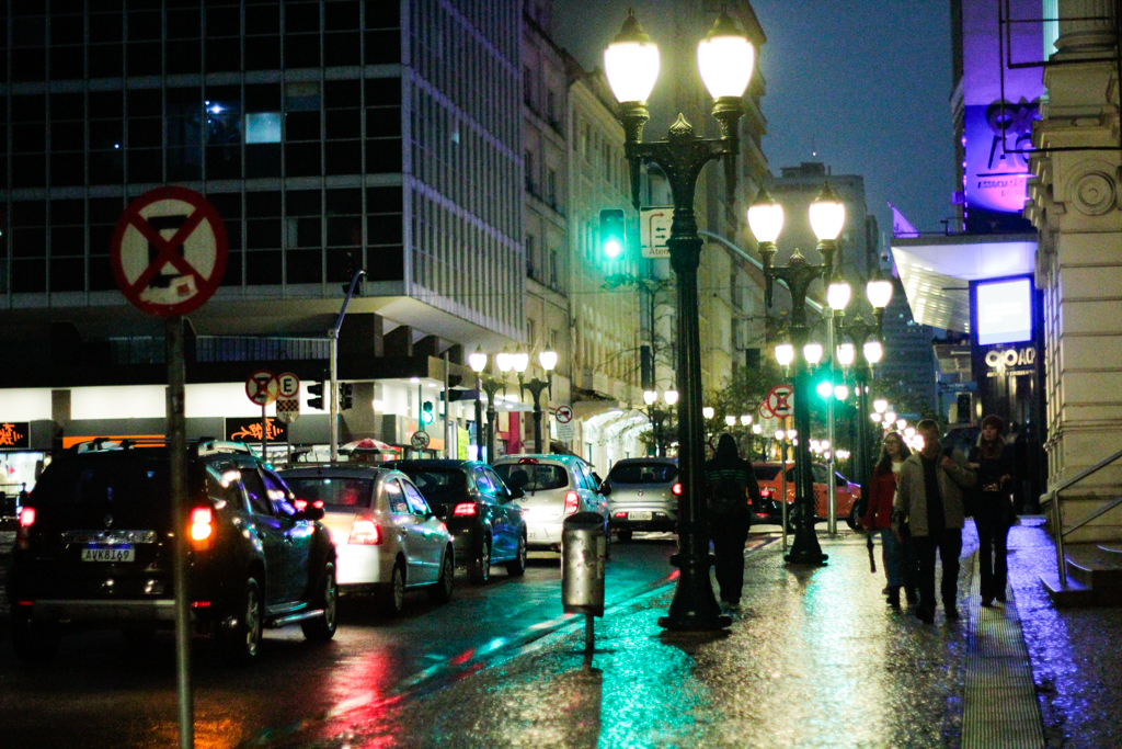 98% dos motoristas de Uber em Curitiba faturam até R$ 6,75 mil por mês
