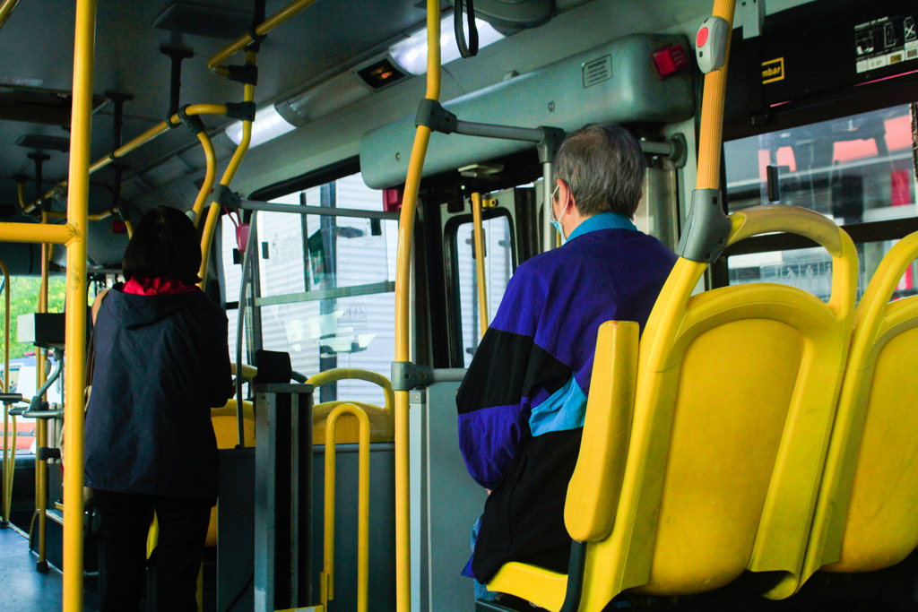 Afinal, são os idosos que lotam os ônibus em horário de pico?