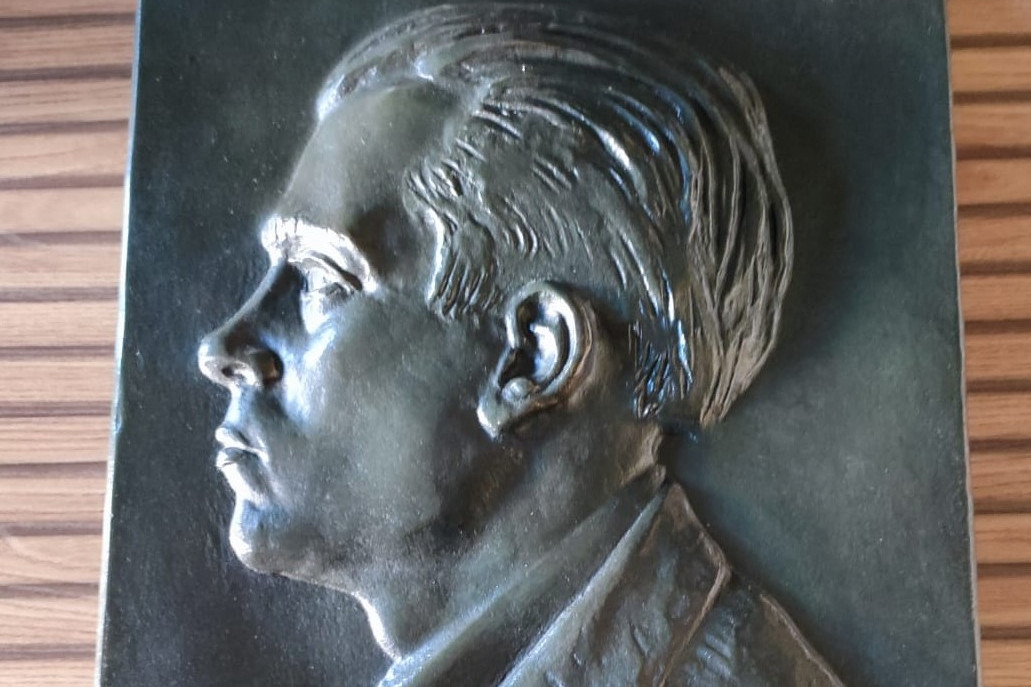 Obra de João Turin em homenagem ao centenário do físico César Lattes é inaugurada