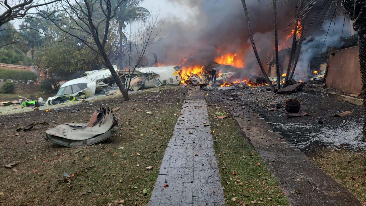 Avião que saiu do Paraná com 62 pessoas cai em Vinhedo (SP)