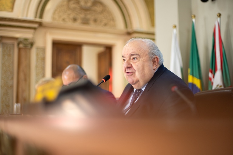 Greca provoca professoras e diz que deviam votar contra seu candidato