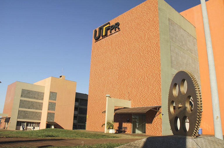 Vagas abertas para professor com salários de até R$ 10,4 mil na UTFPR