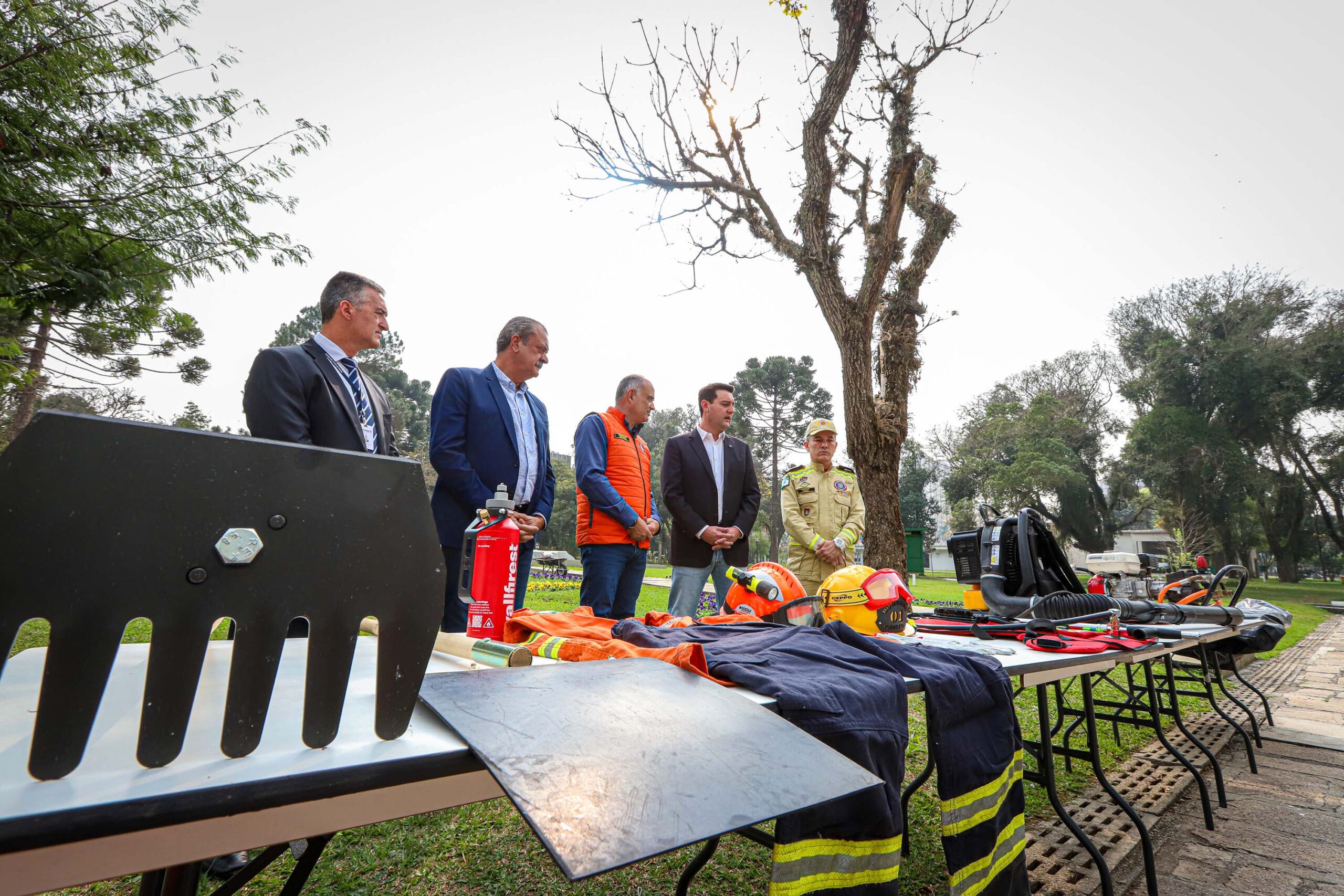 Após cortar R$ 1,6 milhão para prevenção de desastres, Ratinho Jr. anuncia R$ 24 milhões para combater incêndios