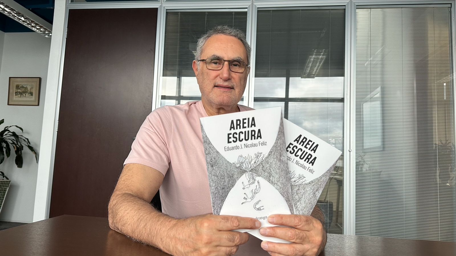 No fundo do peito tem uma areia escura