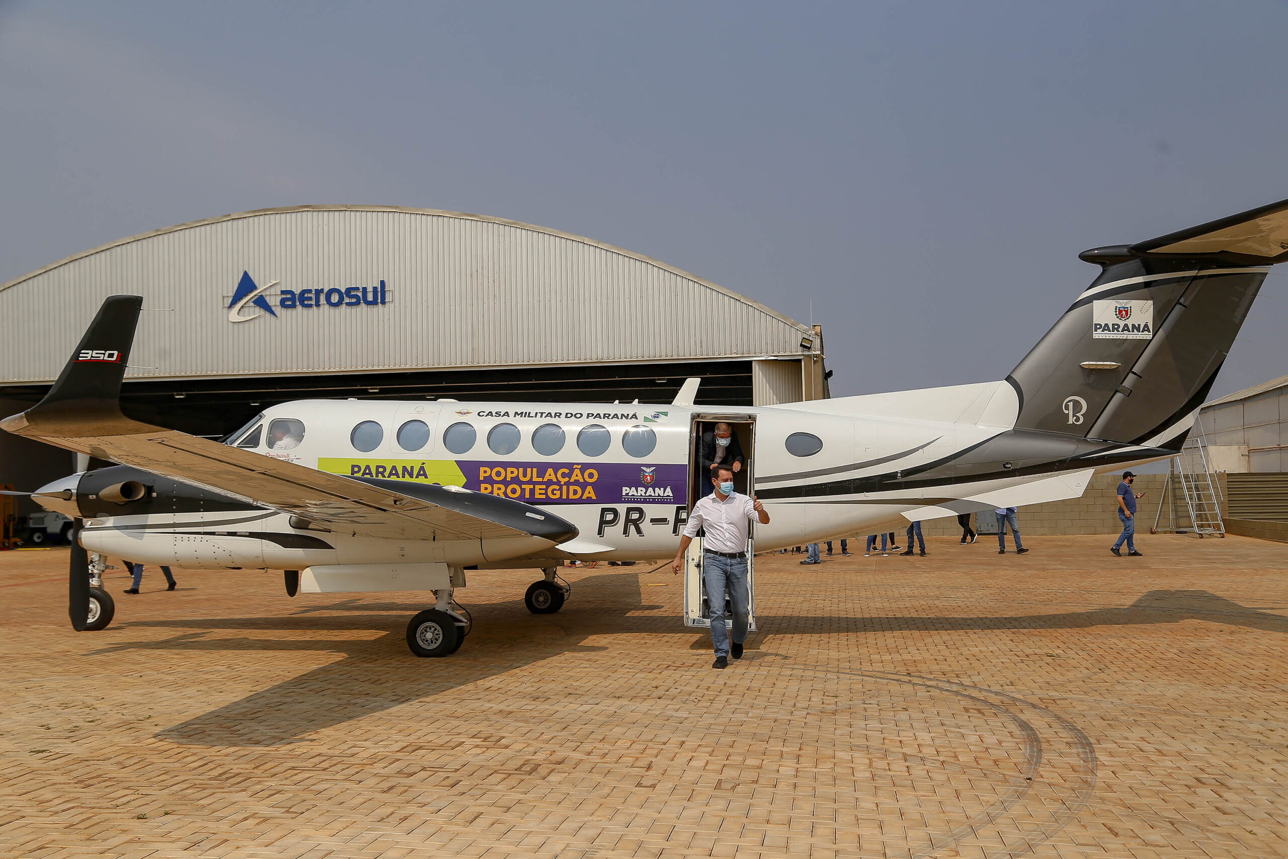 Por R$ 25 milhões e sem licitação, avião da Copel agora é do governo do Paraná