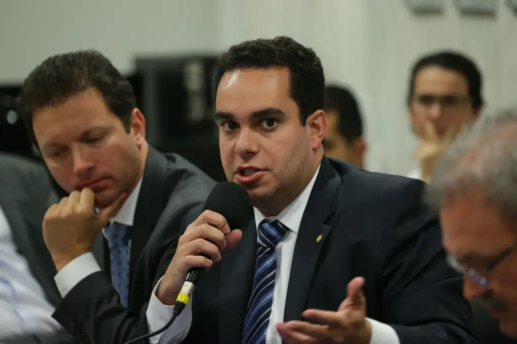 Vice de Pimentel foi substituído pelo próprio sogro em cargo no gabinete de Ratinho Jr.