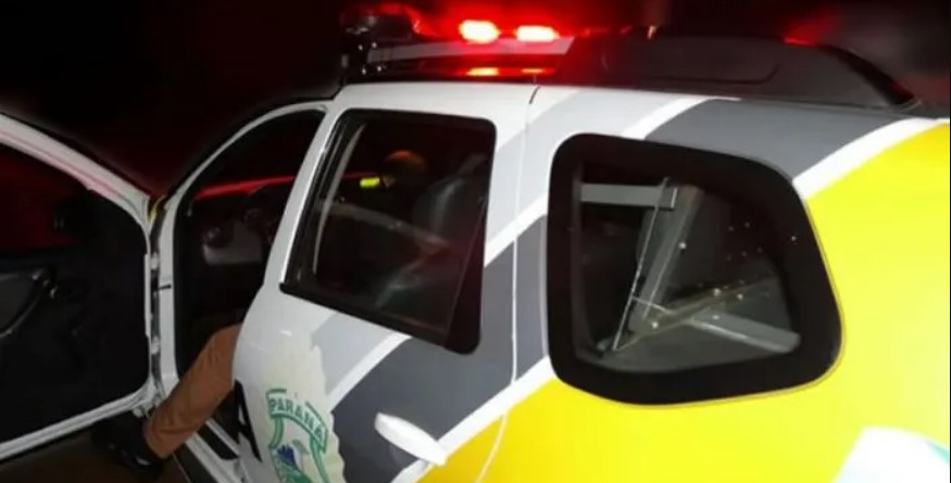 Moradores filmam policiais militares espancando homem no Parolin