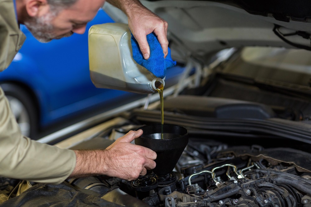 Fique esperto: vale a pena trocar o óleo do carro no posto de gasolina?