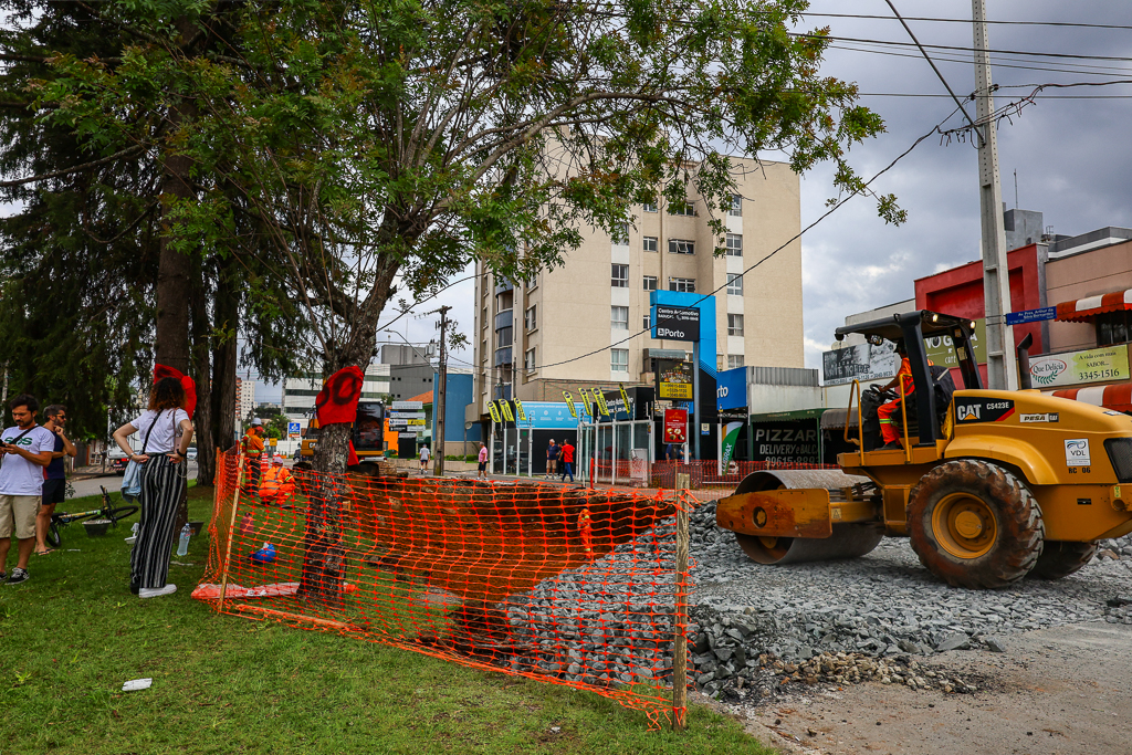 Com início das obras, moradores “ocupam” Arthur Bernardes para impedir corte de mais de 600 árvores