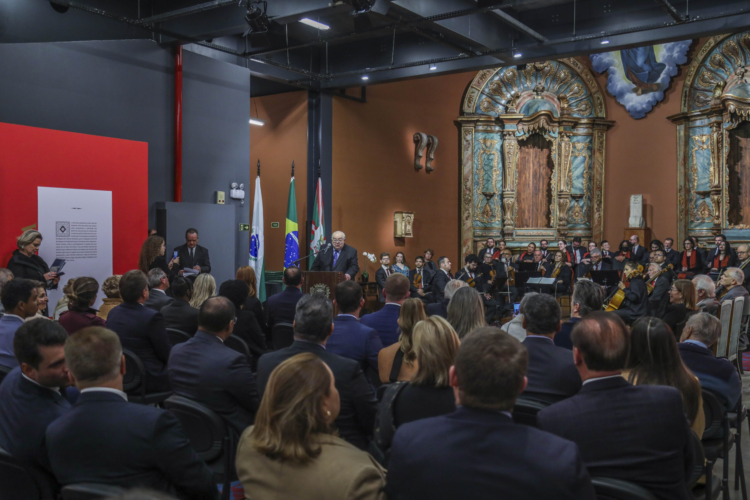 De saída, Greca engorda lista de homenageados com secretários, marketeiro e assessores